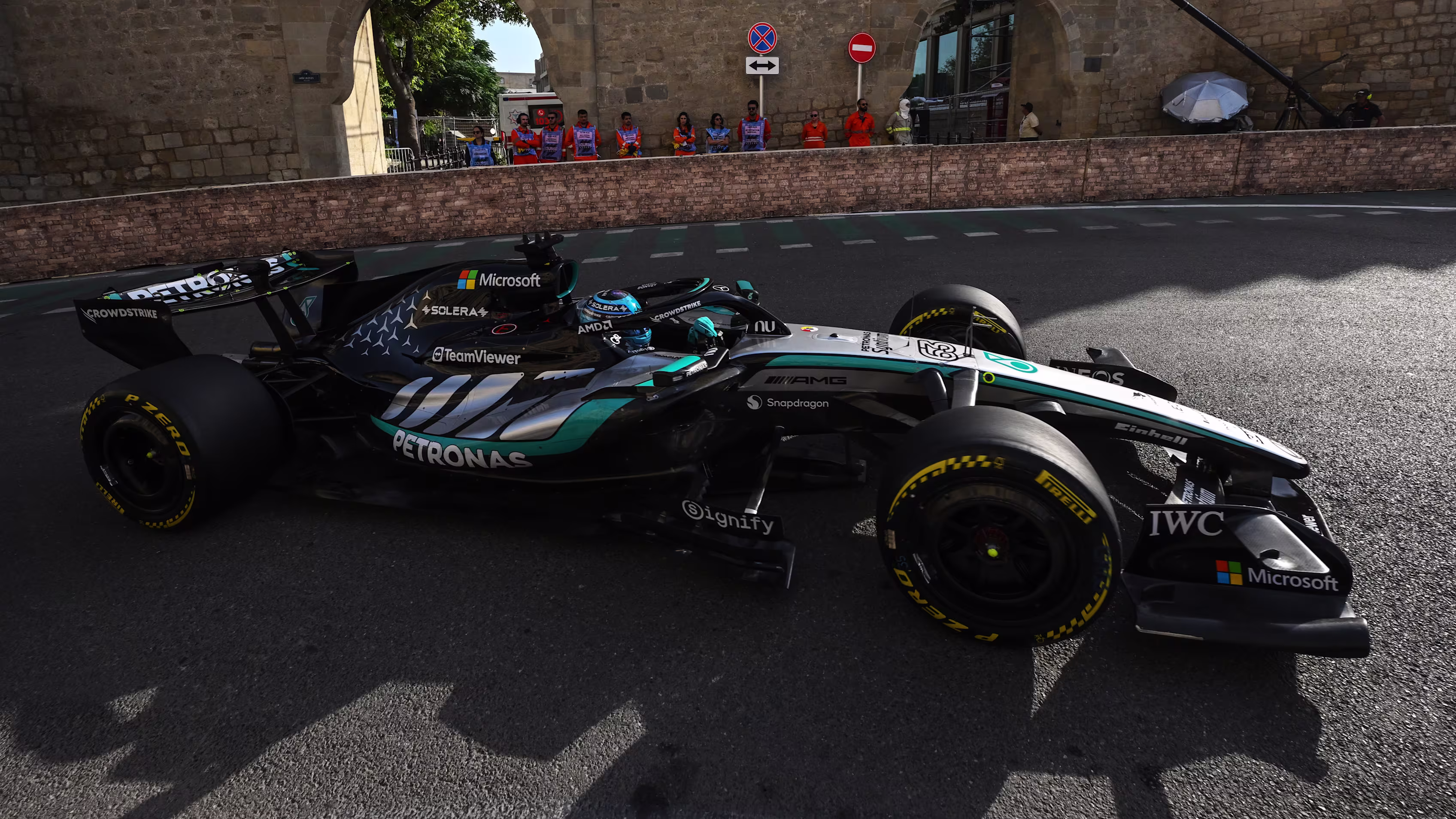 FP2: Russell lidera a Antonelli y Verstappen en su segunda práctica en el GP de Azerbaiyán.