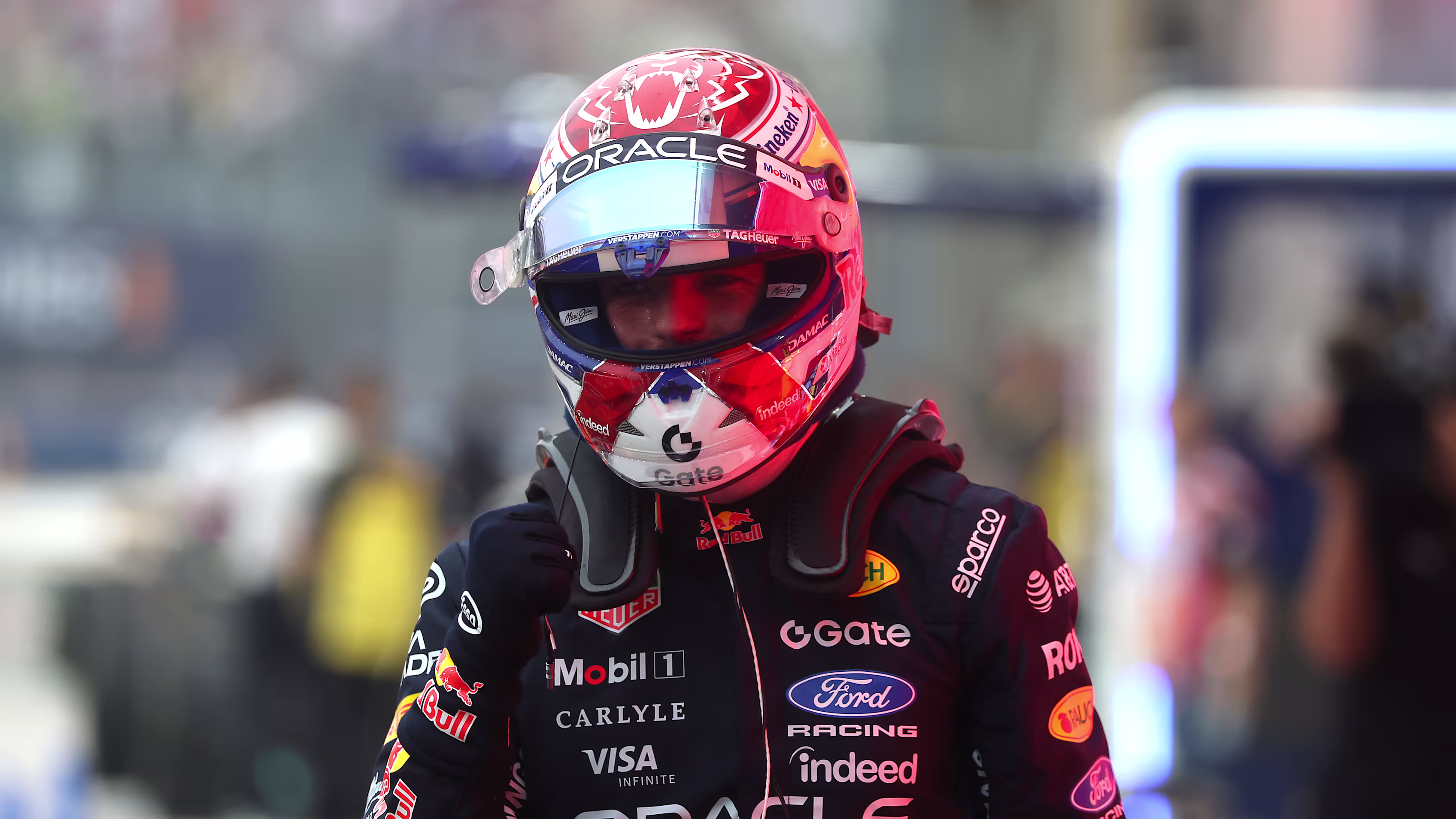 F1: Verstappen gana el dramático Sprint de Singapur, marcado por la lluvia, mientras que Russell sufre un accidente y los McLaren chocan.