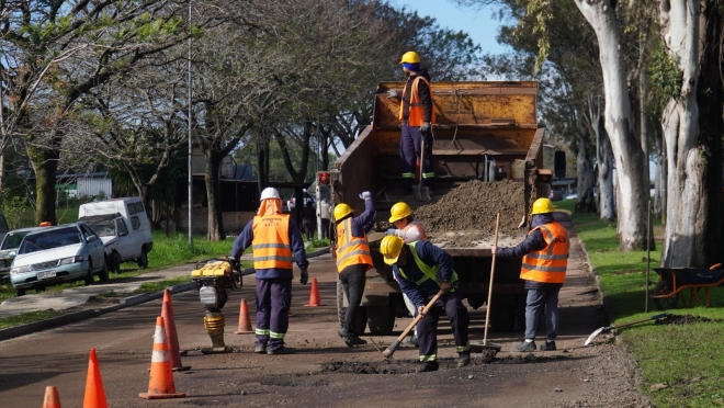 Gobierno de Salto refuerza trabajos para recuperar las calles tras las intensas lluvias