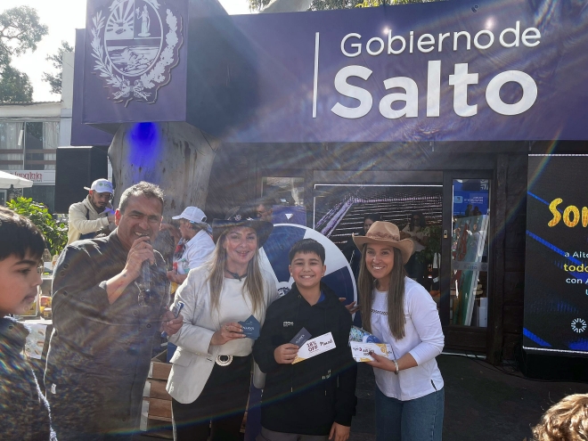 JVR Producciones presente conduciendo en el stand montado por la Intendencia de Salto  para la Expo Prado 2025
